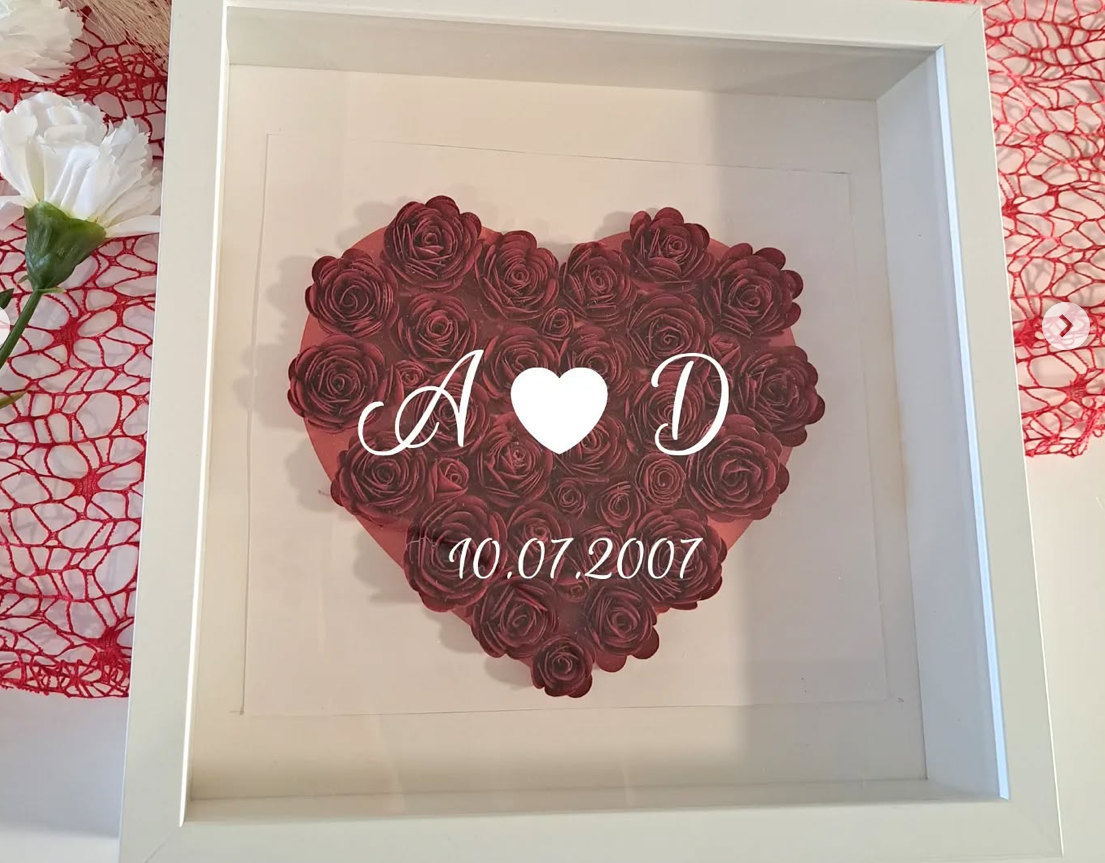 Shadow box con fiori e personalizzazione